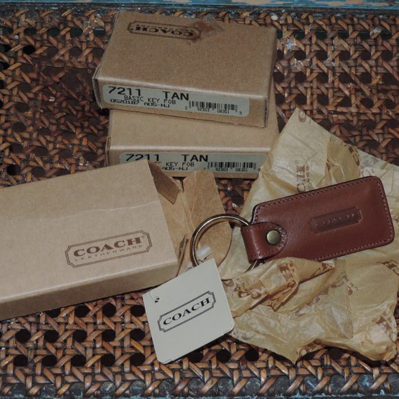 NEW COACH VINTAGE British Tan BROWN LEATHER KEY RING FOB NIB Box & Coach Tissue - Picture 3 of 5